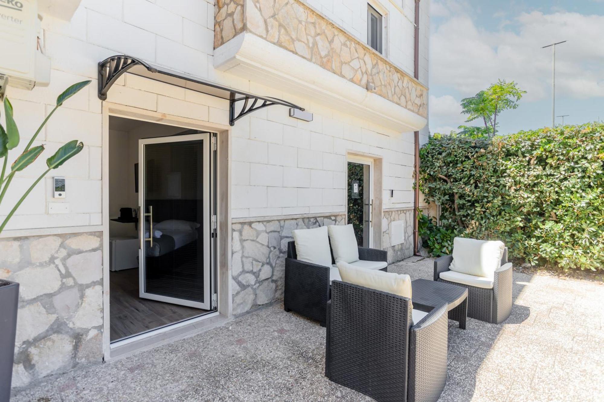 Pietramare Luxury Suites Bari Exteriör bild